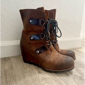 Sorel Leather Mid-Calf Lace-Up Boots (size 8)